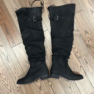 Women’s black knee high boots - size 8